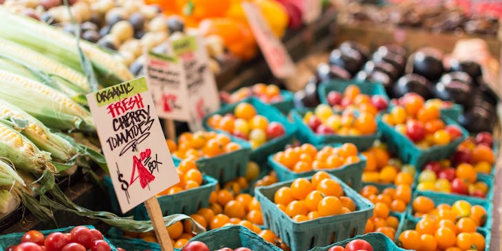 Una línea de productos en un negocio de mercado de agricultores.