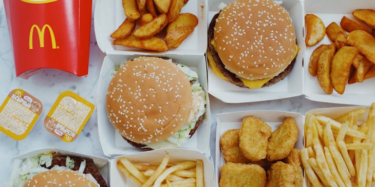 Vários hambúrgueres e fritas do famoso restaurante fast food McDonald's.