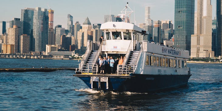 Un ferry d'une entreprise de ferries traverse un canal.