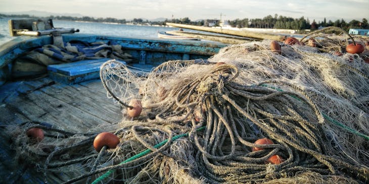 Redes de pesca na proa de um barco.