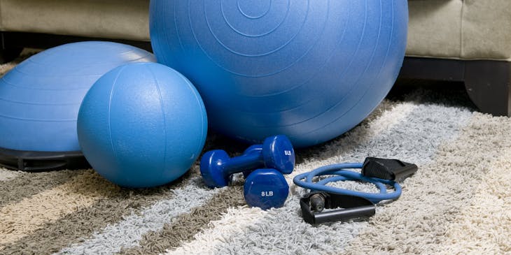 Des ballons de yoga, des poids et des cordes bleus dans une entreprise de matériel de fitness et musculation.