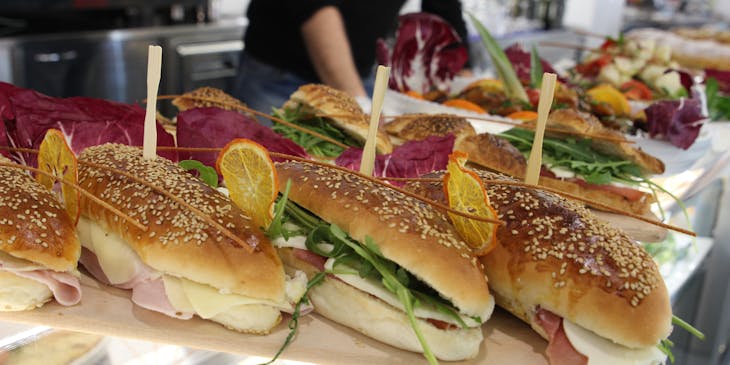 Des sandwichs dans la vitrine d'un fast-food.