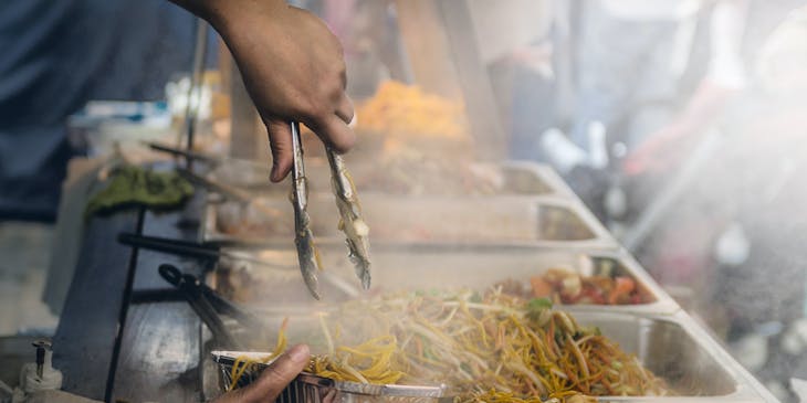 Un buffet de comida en un tour gastronómico.