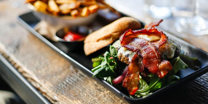 Un plato gourmet de hamburguesas y papas fritas servido en un gastropub.