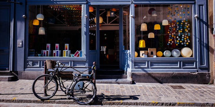 Una tienda general con una bicicleta estacionada al frente.