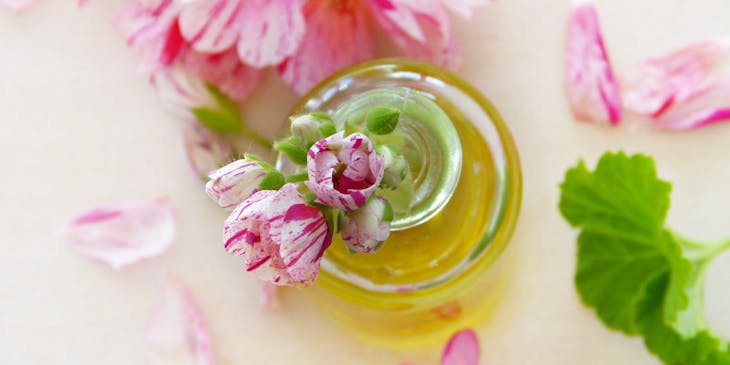 Unas hermosas y saludables flores rosas en un florero sobre una mesa de madera en una empresa de salud y belleza.