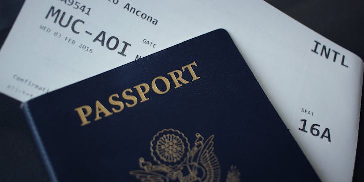 Un pasaporte estadounidense en una agencia de viajes.