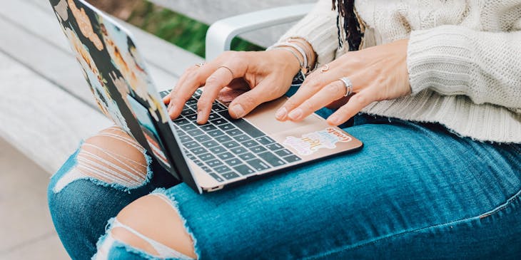 Persona utilizando una laptop para registrar un nombre comercial