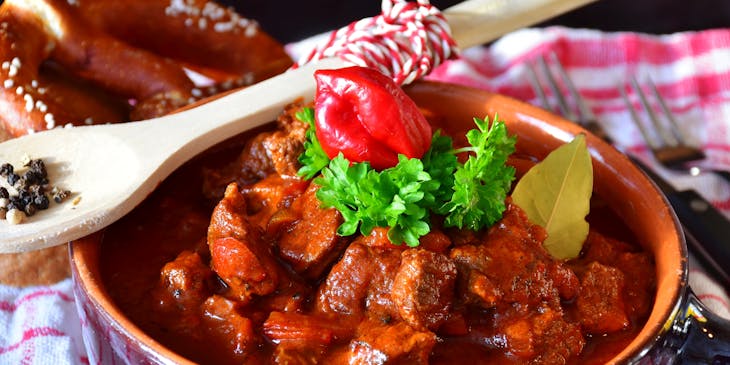 Prato de goulash em um restaurante húngaro.