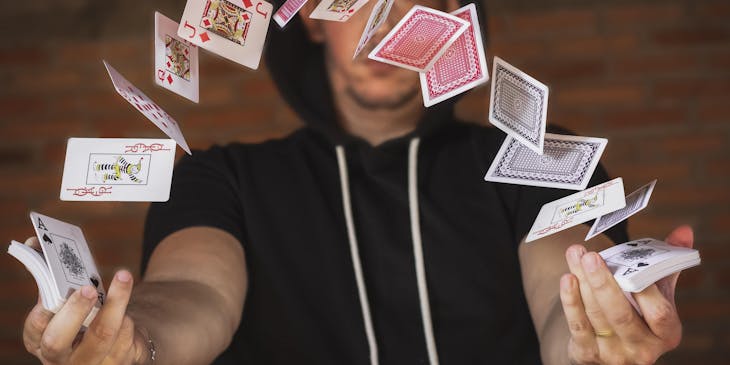 Un mago haciendo un truco de magia en una tienda de magia