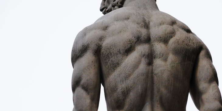 Uma estátua masculina de Hércules.