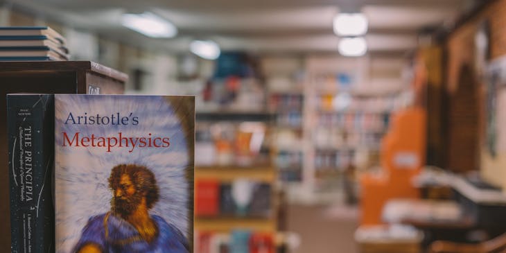 Le livre d'Aristote, Métaphysique, exposé dans une librairie métaphysique.