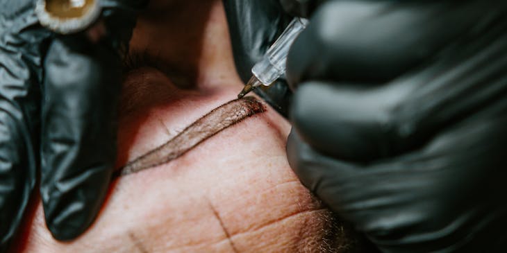 Persona recibiendo un tratamiento de microblading.