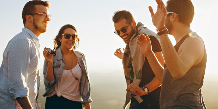 Un grupo de millennials sonriendo y pasándola bien entre ellos.