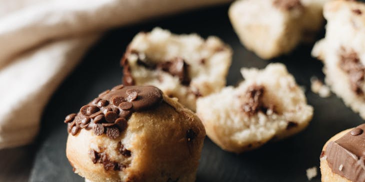 Un muffin au chocolat présenté sur une table en bois.