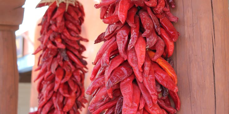 Chiles secos colgando de la pared en un restaurante de Nuevo México.