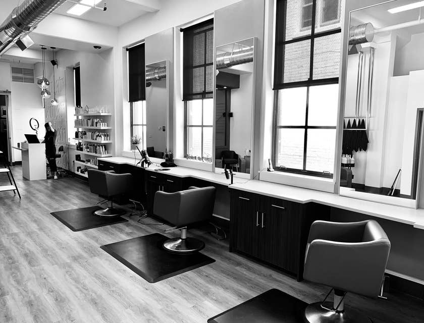 Fotografía en blanco y negro de un salón de belleza perteneciente a una academia de belleza.