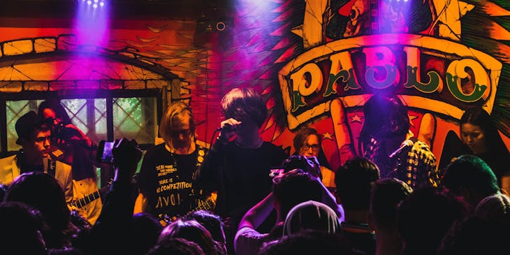 Una banda de rock tocando en un bar de rock.