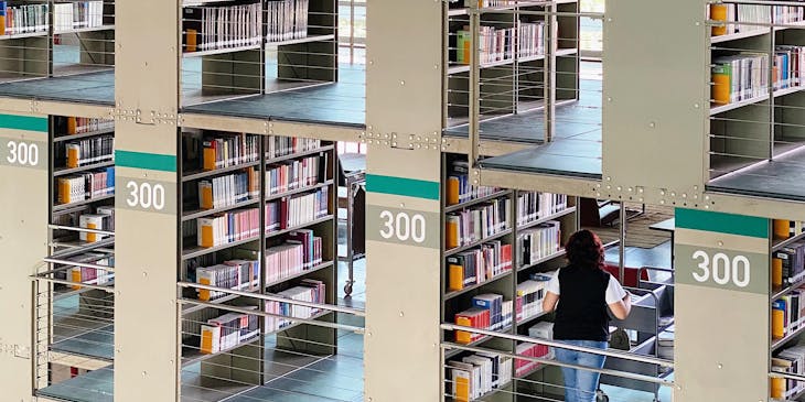 Estantes de una biblioteca de varios pisos.