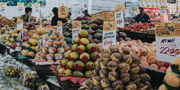 El pasillo de las frutas dentro de un changarro.