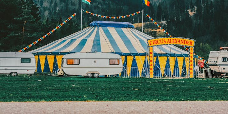 Una carpa de circo en color amarillo y azul.