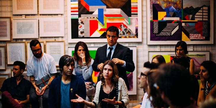 Un grupo de personas reunidas platicando en un club social.