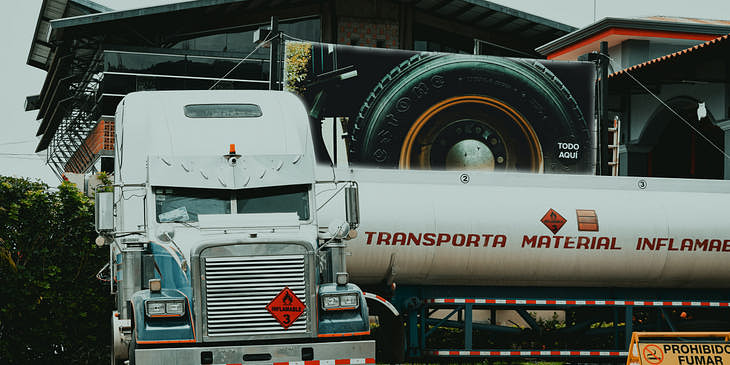 Un camión de transporte de carga inflamable en una compañía de camiones.