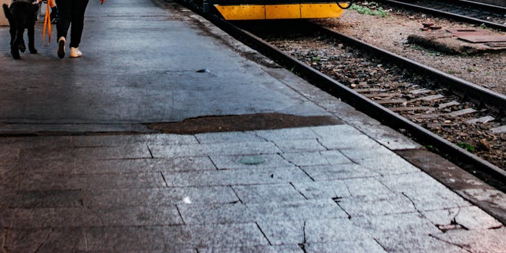 Un ferrocarril, de una empresa ferroviaria, moderno en una estación de ferrocarril.