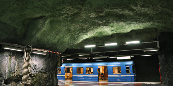 Un tren de un proveedor de trenes subterráneos en la parte subterránea de una ciudad.