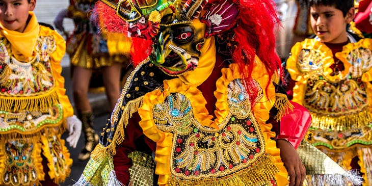 Un grupo de danza personificados para bailar en una escuela de danza de la morenada.