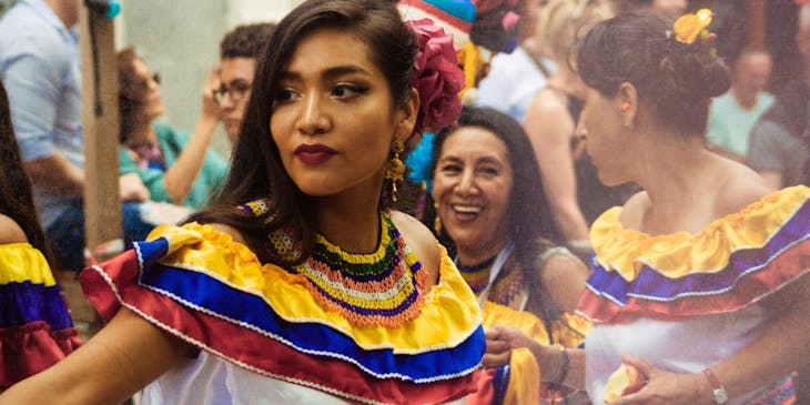 Una mujer con traje típico en una escuela de danza marinera.