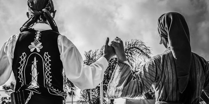 Una pareja bailando con trajes tradicionales en una escuela de sardana.