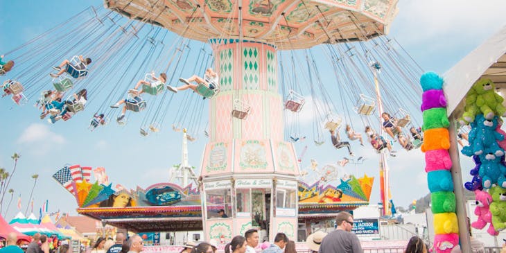 Un festival regional con juegos mecánicos.