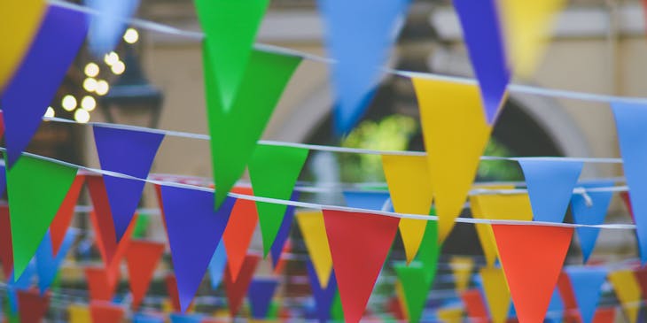 Banderines colgados de cordones para festejar en una fonda chilena.