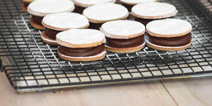 Alfajores en una charola de metal.