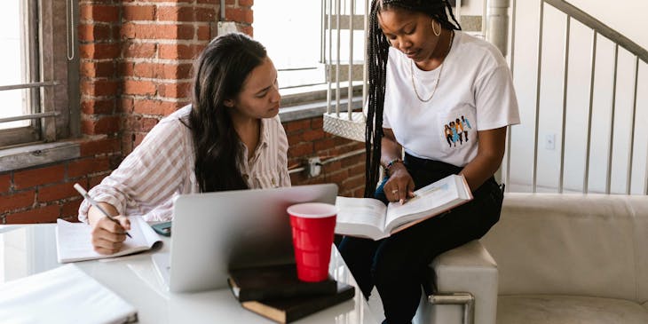 Dos mujeres trabajando y conviviendo en un espacio de coliving.