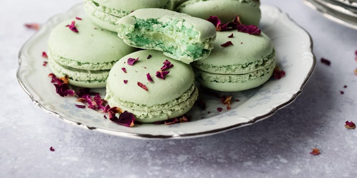 unos deliciosos macarrones de pistache servidos en un plato en un hogar que vende dulces caseros