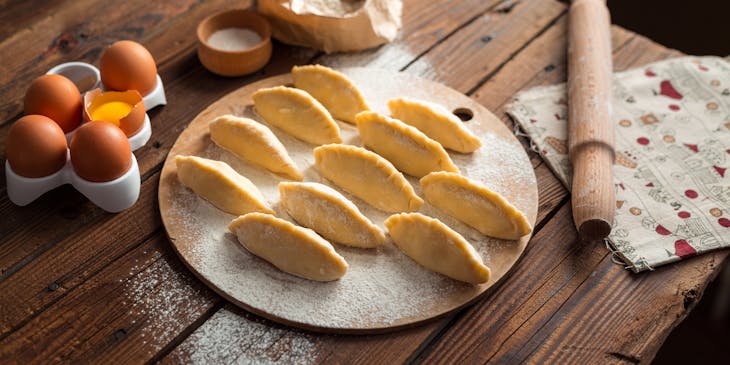 Una tanda de empanadas crudas a punto de ser freídas en un negocio de empanadas argentinas.