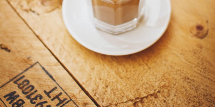 Un frappé de café sobre la mesa de un negocio de frappé.