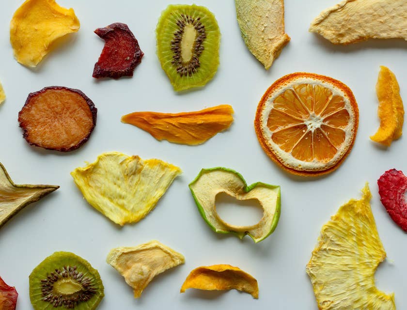 Una serie de rodajas de frutos secos en el aparador de un negocio de frutos secos.
