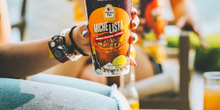 Bebida michelada con diferentes aditivos en un negocio de micheladas.