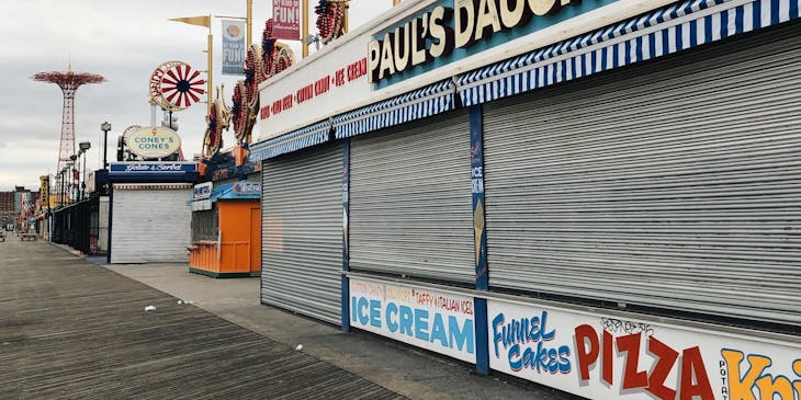 un malecón lleno de negocios de playa