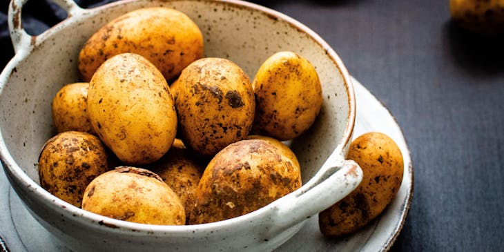 Papas condimentadas en un bowl blanco en un negocio de rellenos de papa.