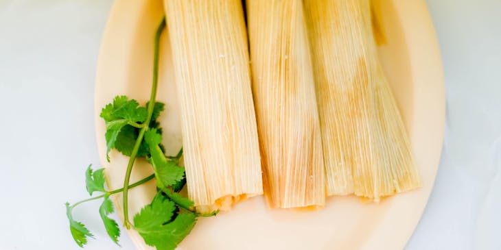 Tamales sobre un plato en un negocio de tamales.