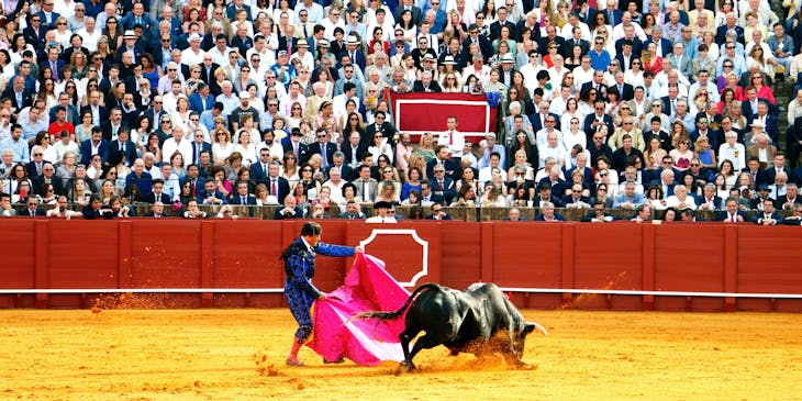 Un matador de toros toreando en medio de una plaza de un negocio de torero.