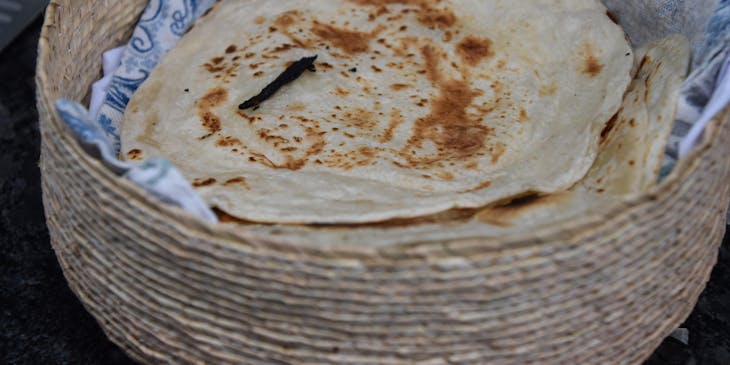 Tortillas de harina dentro de un tortillero en un negocio de tortillería.