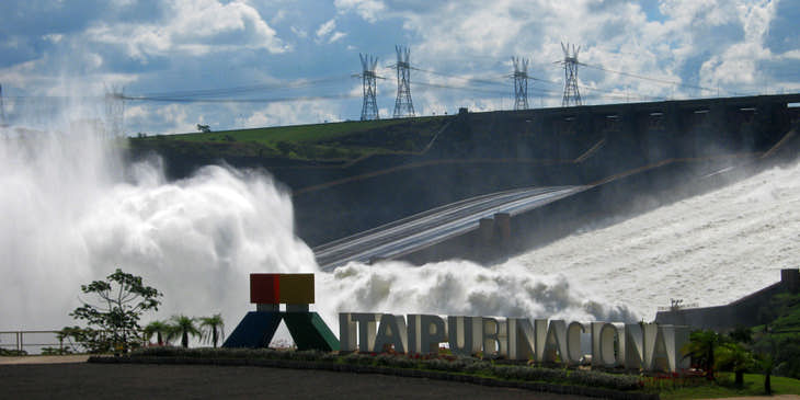 Vista de la descarga de agua de la presa Itaipú en un negocio de tour a la presa Itaipú.