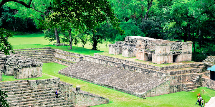 Ruinas mayas de Copán con turistas caminando en un negocio de tours a las ruinas de Copán.