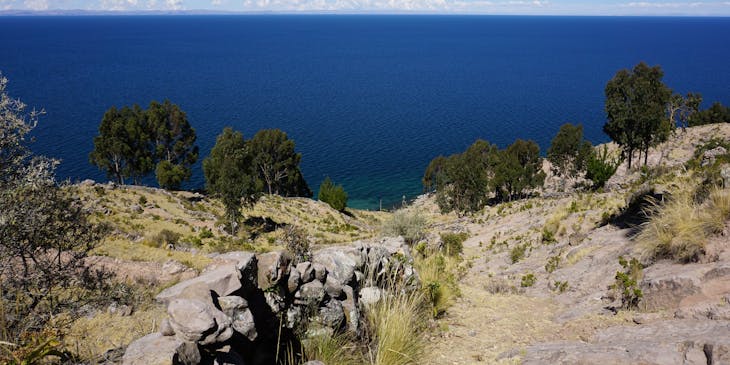 Vista del lago Titicaca desde una montaña en un viaje organizado por un negocio de tours a Titicaca.