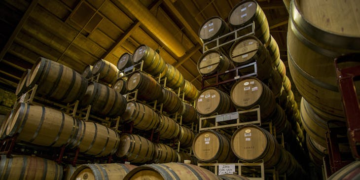 Bodega de barricas de vino de jerez.